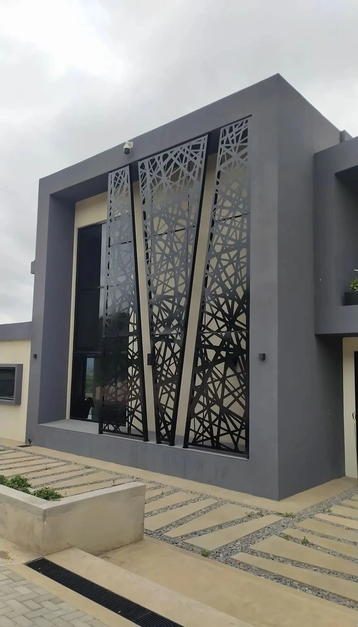 سواتر معدنية مزخرفة بنقوش هندسية