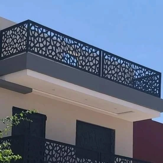 سياج فيلا بخطوط هندسية نظيفة