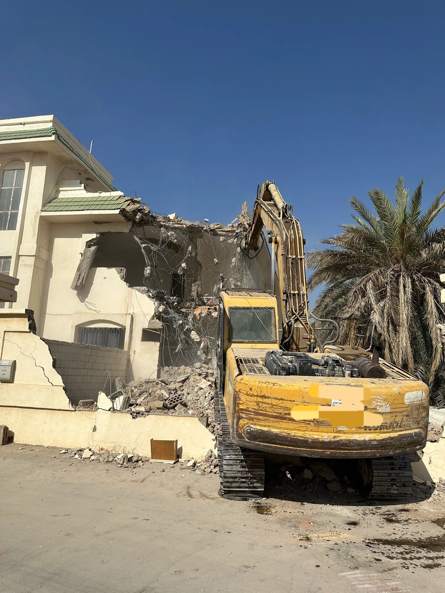 مقاول هدم محترف يفحص المبنى قبل الإزالة