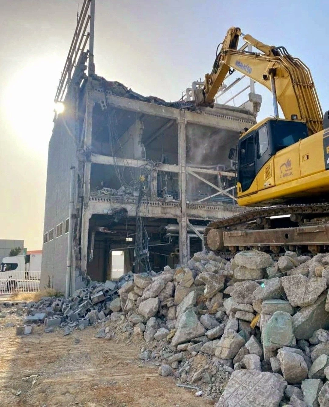 ازالة مبنى تجاري داخل مكة باحترافية