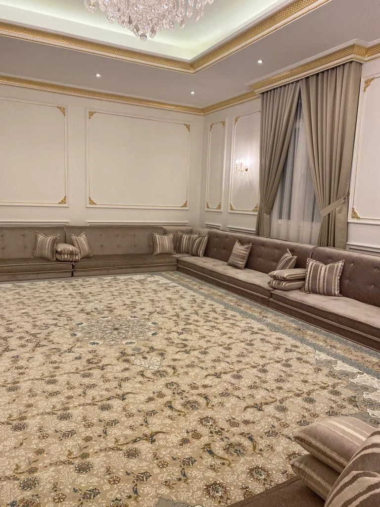 جلسة خارجية مغطاة في حديقة منزل