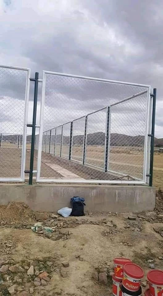 شبك حماية يحيط بحوش سكني