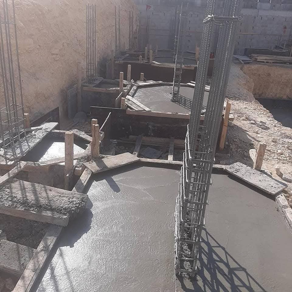 صب قواعد خرسانية لمبنى جديد