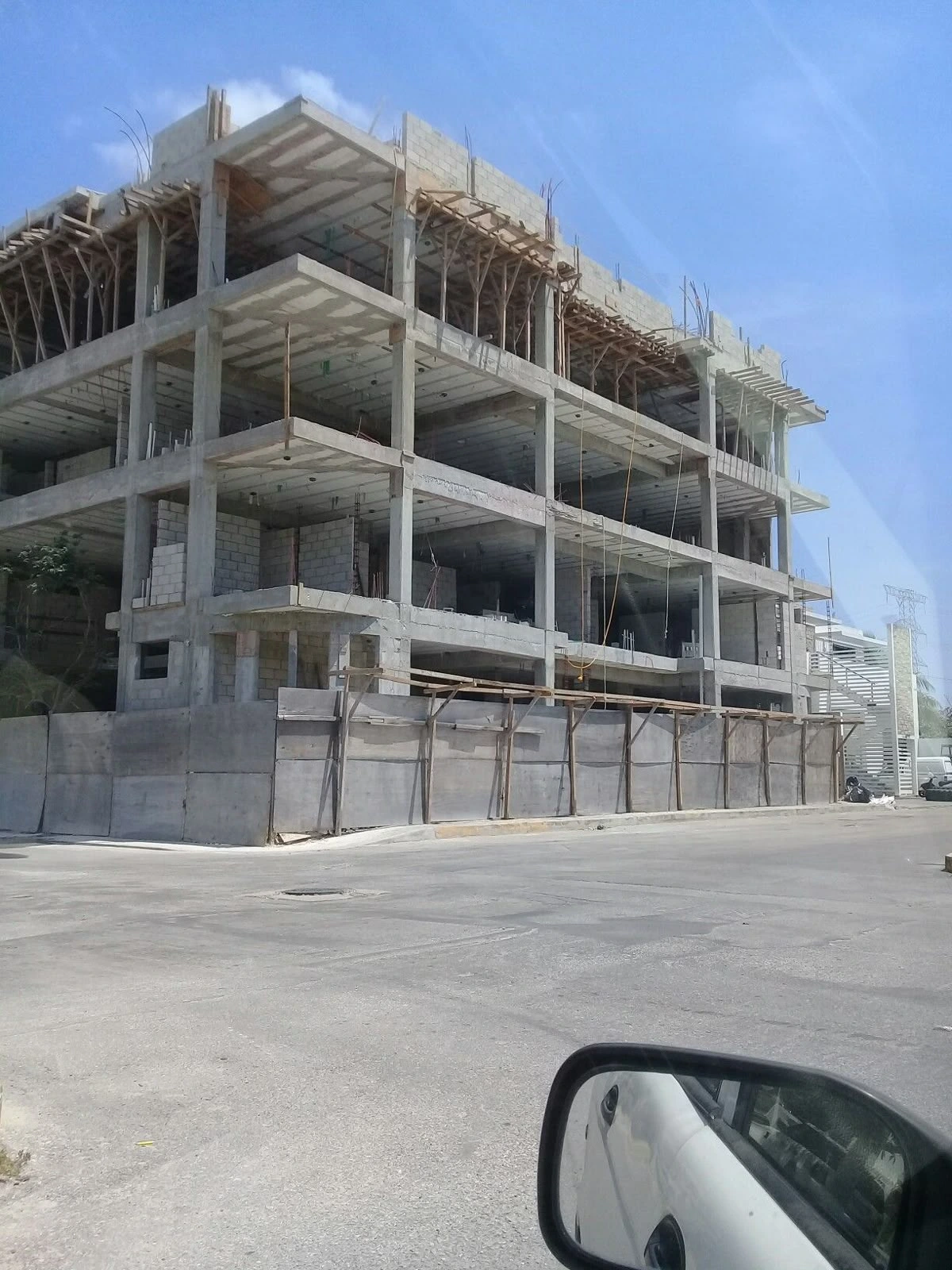 مهندس يراجع مخططات مشروع سكني