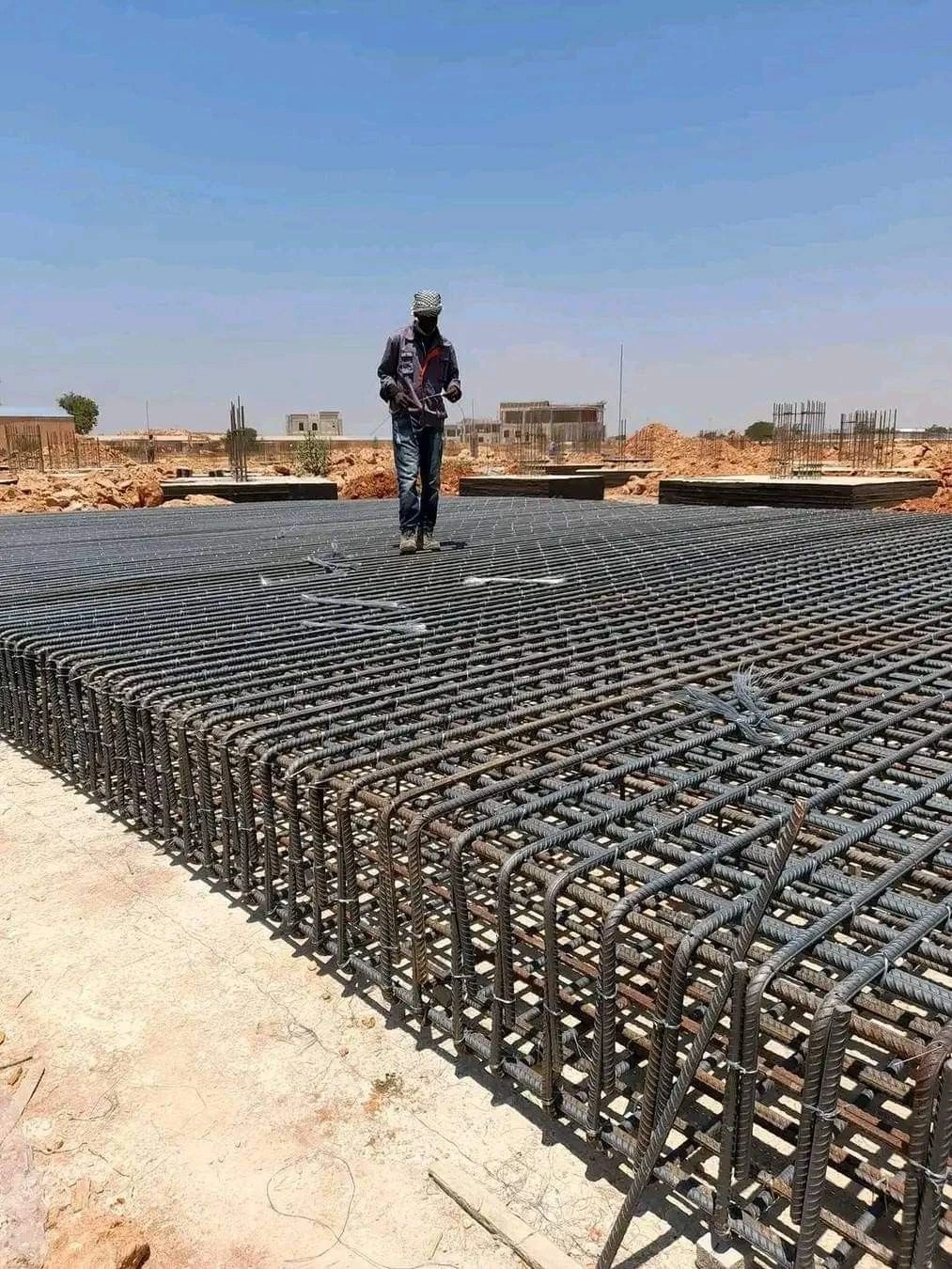مهندس يتابع تقدم المشروع في الموقع