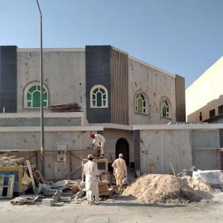 فريق متخصص يعالج تشققات الجدران الخرسانية