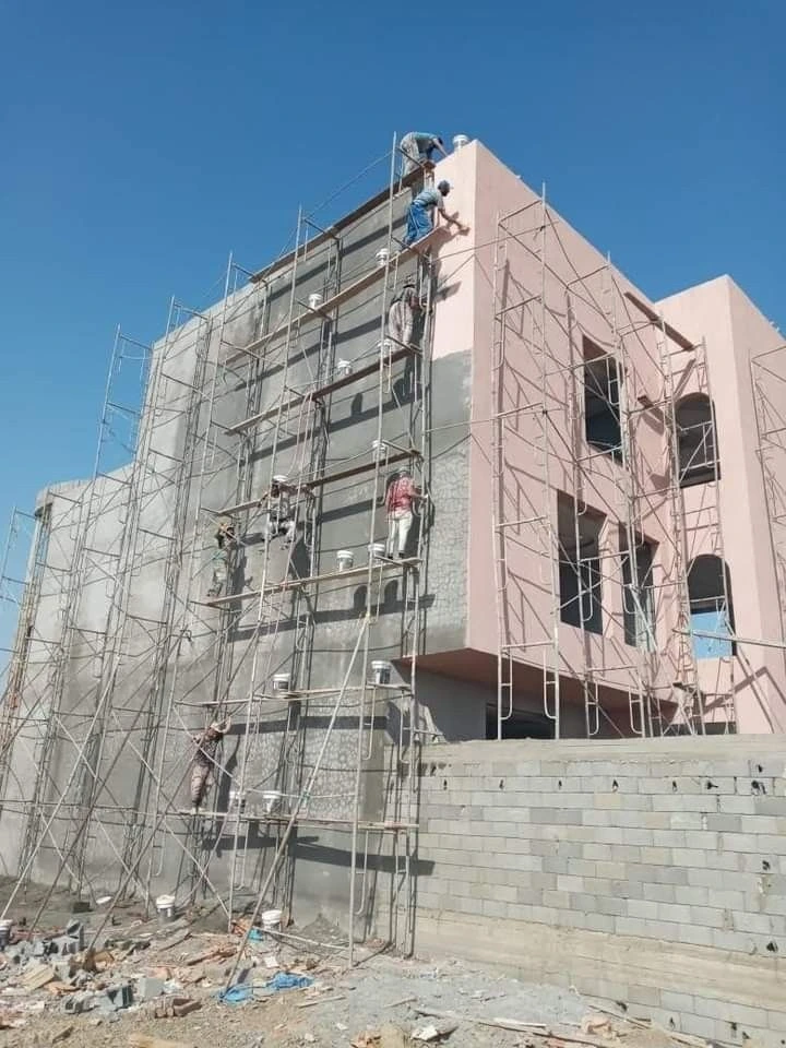 مهندس يعاين حالة منزل قبل بدء أعمال الترميم