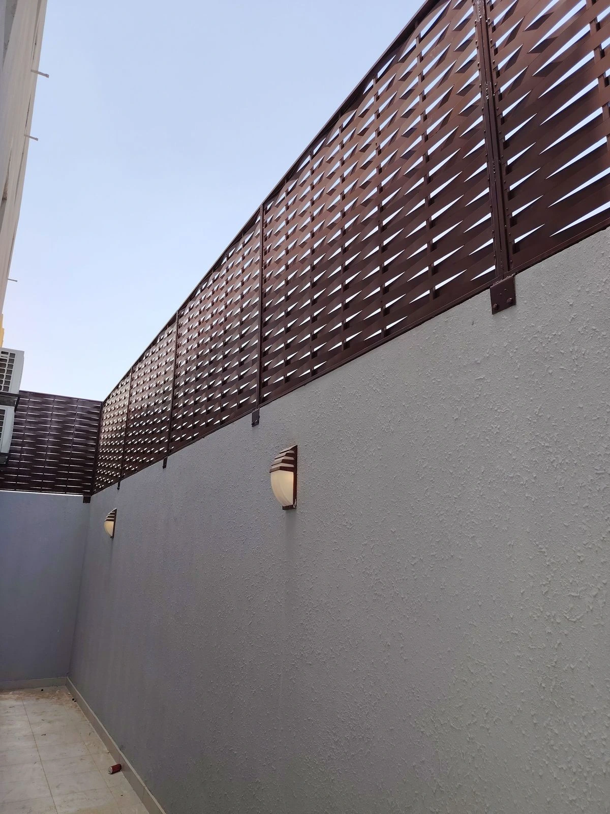 سواتر حديثة تحيط بمبنى سكني