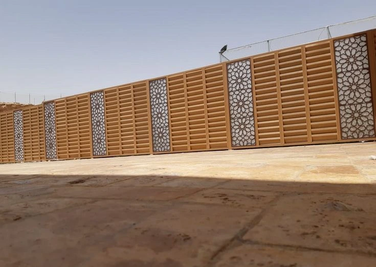 ساتر مجدول معدني بتشطيب احترافي في فناء منزل