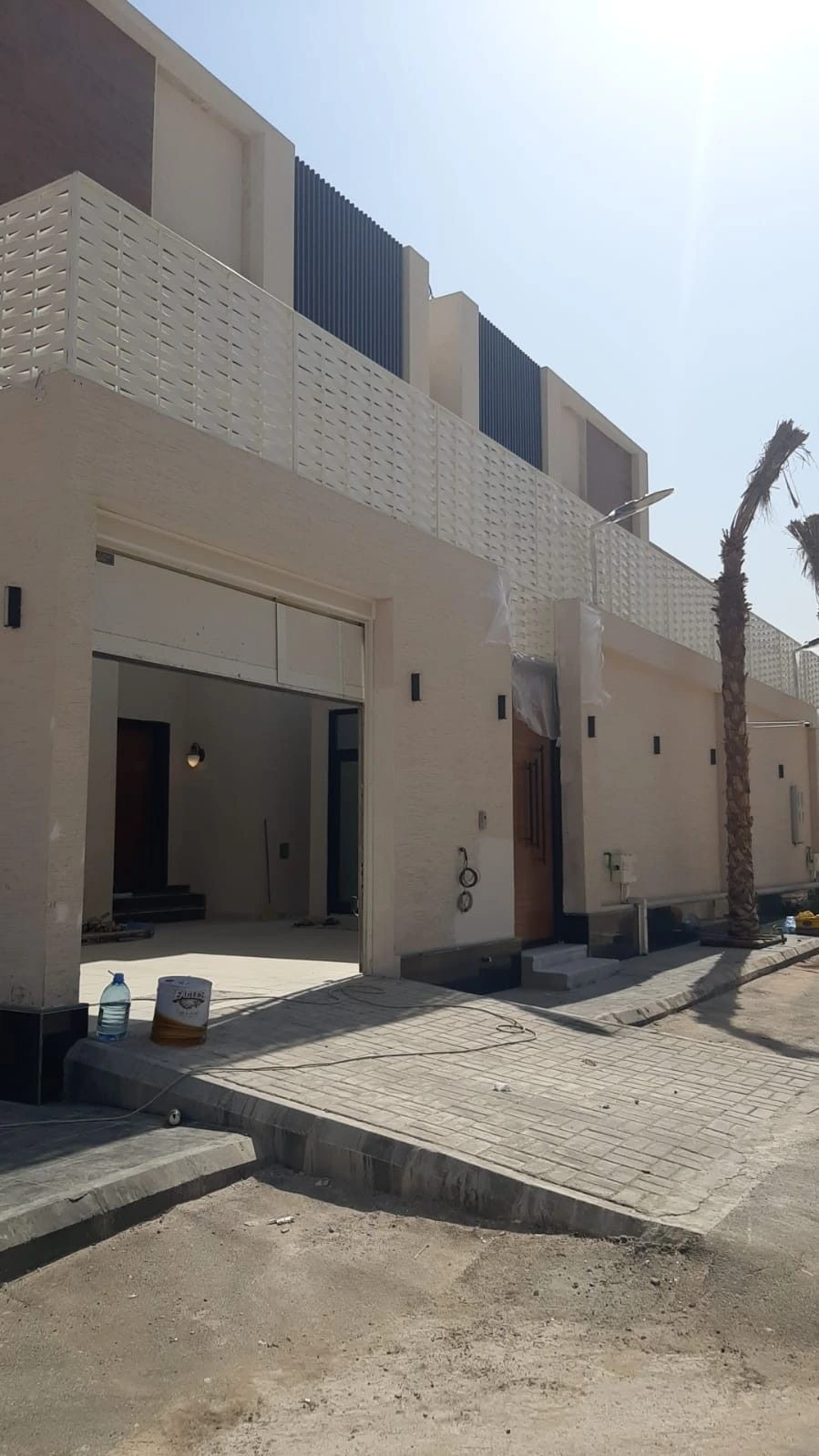 ساتر مجدول بلون رمادي حديث حول فيلا