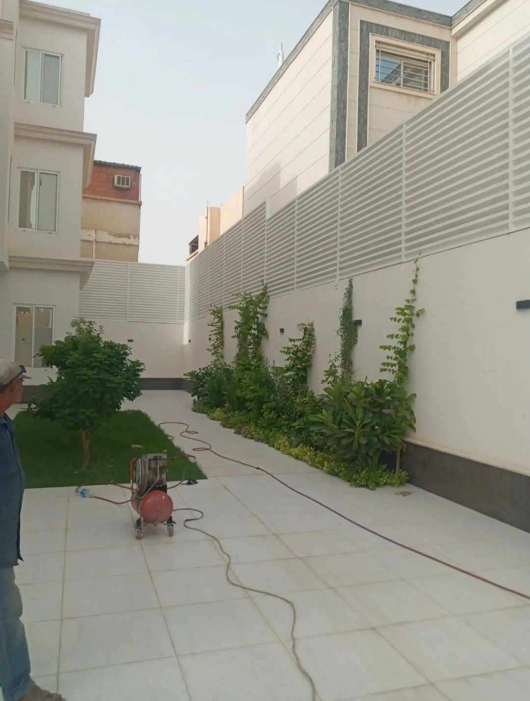 جلسة خارجية محاطة بساتر مجدول أنيق